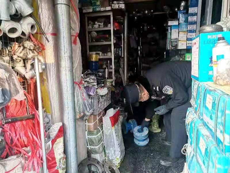 开云网站 Kaiyun民警协调采购供水管道配件 帮助小区居民解决用水问题(图1)
