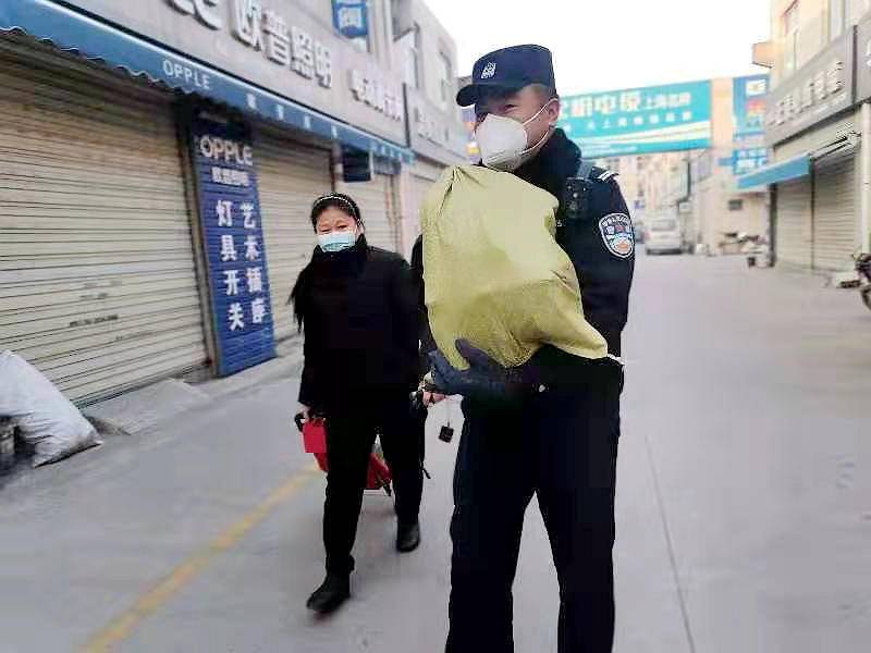 开云网站 Kaiyun民警协调采购供水管道配件 帮助小区居民解决用水问题(图2)