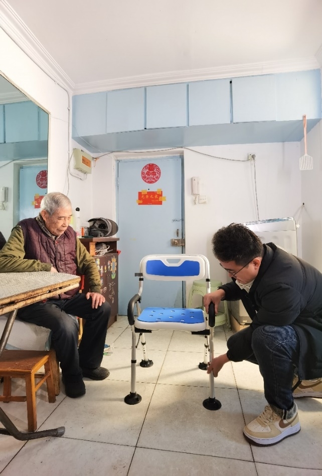 KAIYUN网页 开云com京东采销为百余位老人记手账 春节精选孝心礼改善长辈生活(图3)