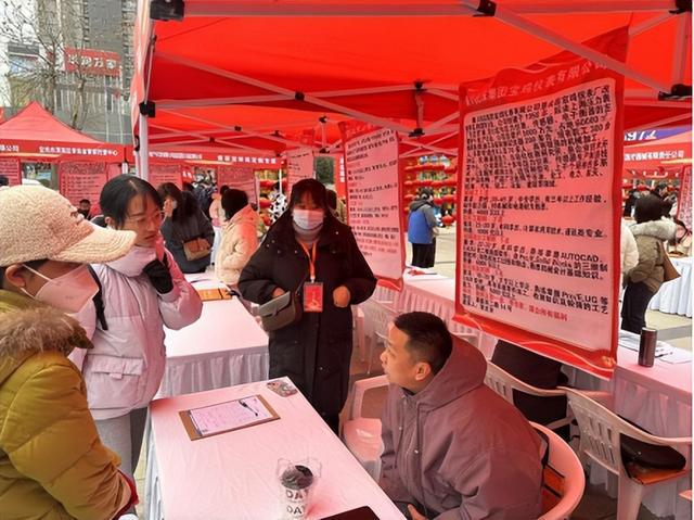 宝鸡市金台区“百日行动”招聘洽谈会首日达成就业Kaiyun网址 开云意向近千人(图2)