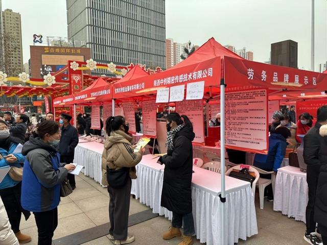 宝鸡市金台区“百日行动”招聘洽谈会首日达成就业Kaiyun网址 开云意向近千人(图3)