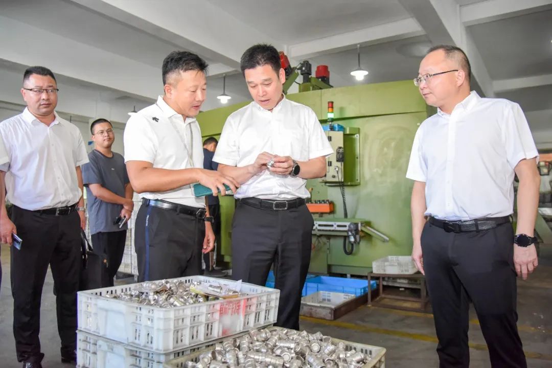 玉环市委副书记、市长杜年胜深入走访龙溪镇部分阀门企业kaiyun官网(图2)